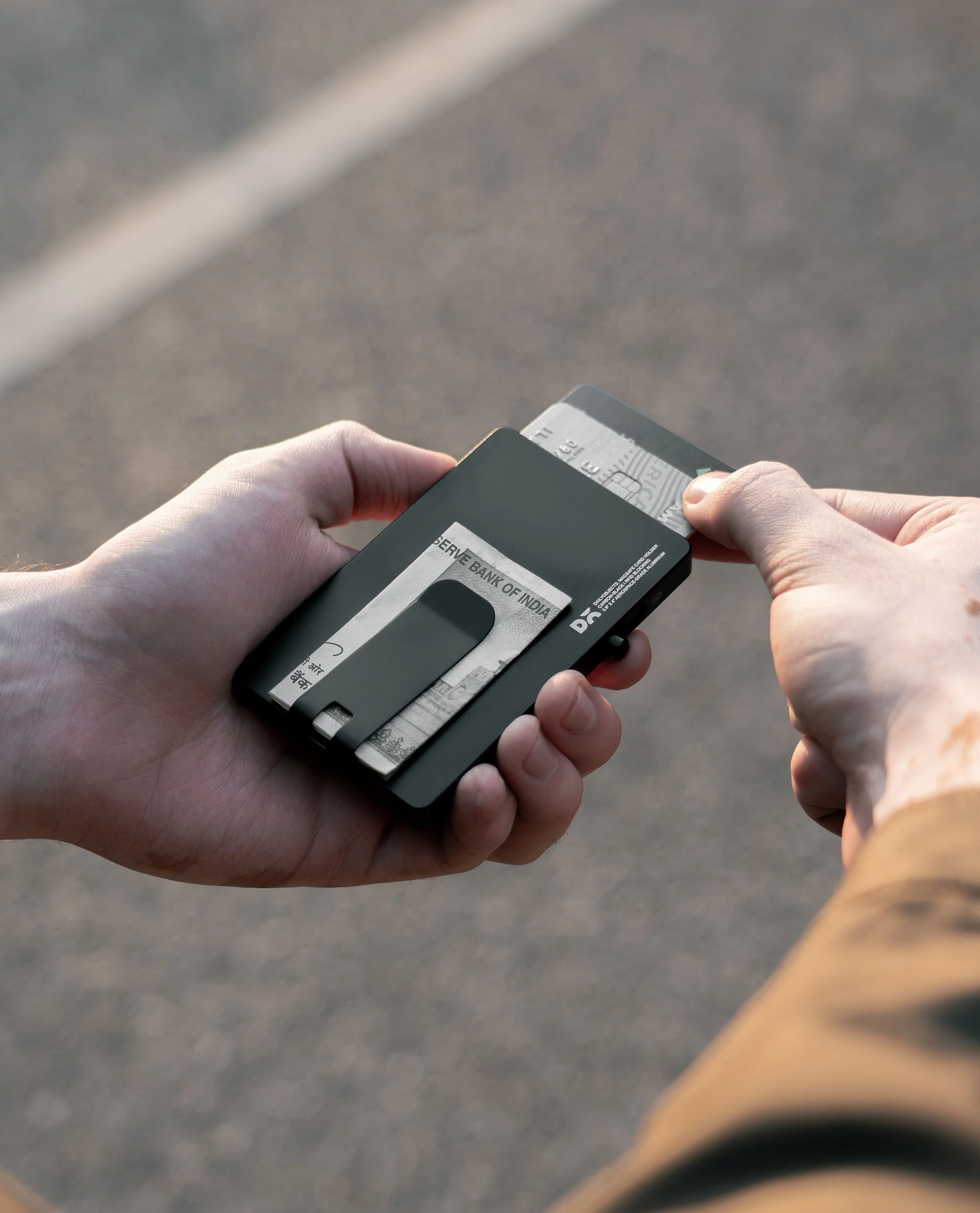 Analog RFID MagSafe Card Wallet with Money Clip - Image 3
